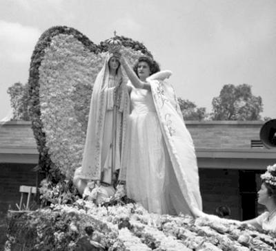 Florine Gonsalves crowns Our Lady of Fatima statue during Portuguese festival in Artesia, Calif., 1948. Florine Gonsalves crowns Our Lady of Fatima statue during Portuguese festival in Artesia, Calif., 1948.